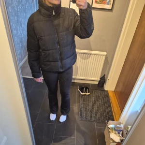 Svart puffjacka - Knappt använd❣️