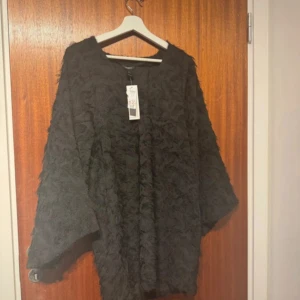 Svart klänning  - Fluffig svart klänning från Lindex i storlek S med vida ärmar. Modellen är loose fit💕