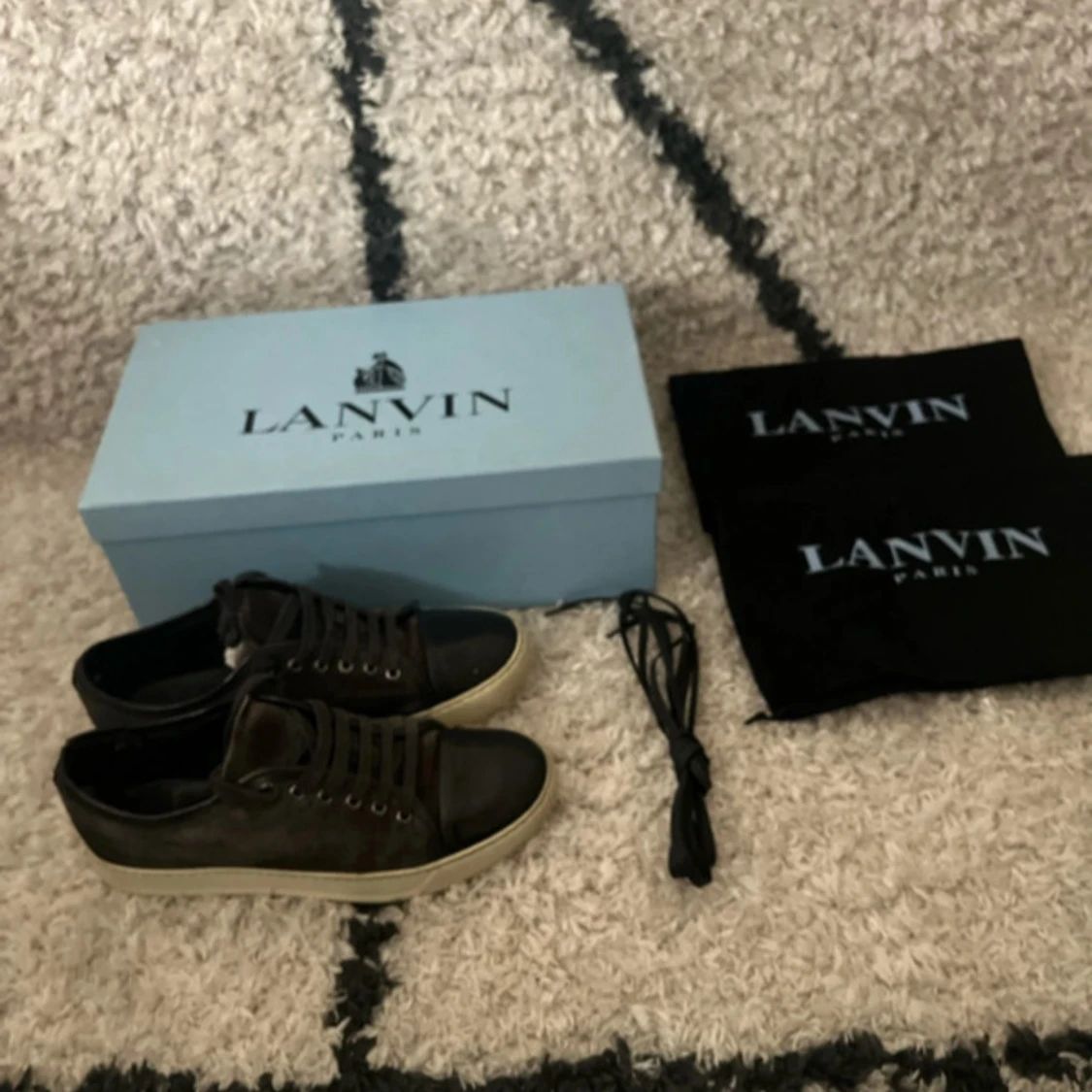 Svarta sneakers från Lanvin i mocka - 2