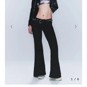 Svarta flare jeans från weekday!! -  Säljer ett par svarta låg midjade flare jeans från weekday!! Skit snygga jeans och visar verkligen kroppens form. Köparen står för frakt!! SLUTSÅLD PÅ HEMSIDAN! Jeansen är hyfsat urtvättade, kom privat om ni vill se bättre bilder på de! 🤍