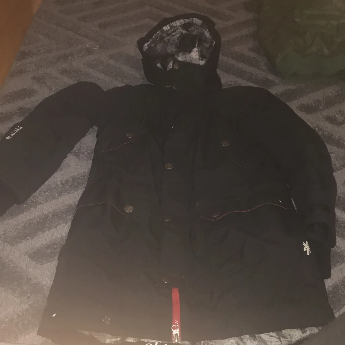 Svart parkasjacka från Áhkká med huva - 1