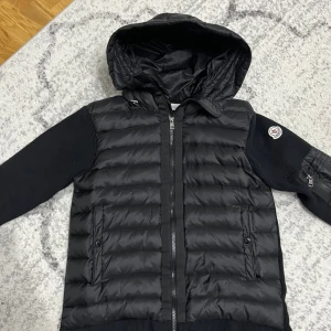 Svart moncler cardigan - Säljer nu min moncler cardigan eftersom jag inte använder den längre.  Jackan är endast använd i en månad. Inga defekter!!!