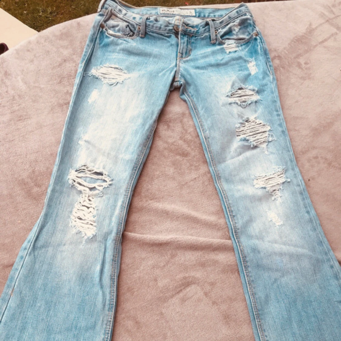 Lågmidjade slitna jeans från Hollister - 1