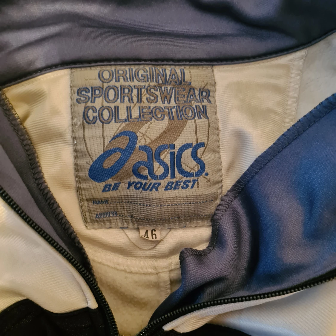 Svart och vit trackjacket från Asics - 2