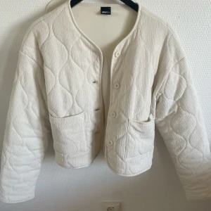 Jacka - Jättefin vit Jack från Gina. Den är endast använd några gånger och är i mycket bra skick💗