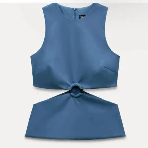 Blå croppad linnetopp med ringdetalj - Snygg blå linnetopp från Zara med ärmlös design och cool ringdetalj framtill som skapar en cut-out effekt i midjan. Toppen har en stilren, modern look och stängs med dragkedja bak💙