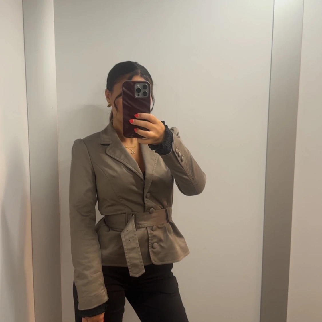 Beige kavaj med bälte och knappar