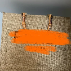  Beach bag  med bambuhandtag - Säljer en stor och fyrkantig beach bag i beige, grovt vävt material med snygga bambuinspirerade handtag. Väskan har även en matchande axelrem som går att ta av. Perfekt för dig som vill ha en trendig och rymlig väska till vardagen. Helt ny‼️F.E-N.D-I