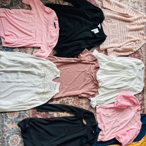 Klädpaket - Massor av toppar och blusar och klänningar som knappt är använda. Mestadels är från SHEIN och i väldigt bra skick. Paketpris för alla är 250kr annars är det 50kr styck💗 Meddela gärna om ni vill ha fler bilder.