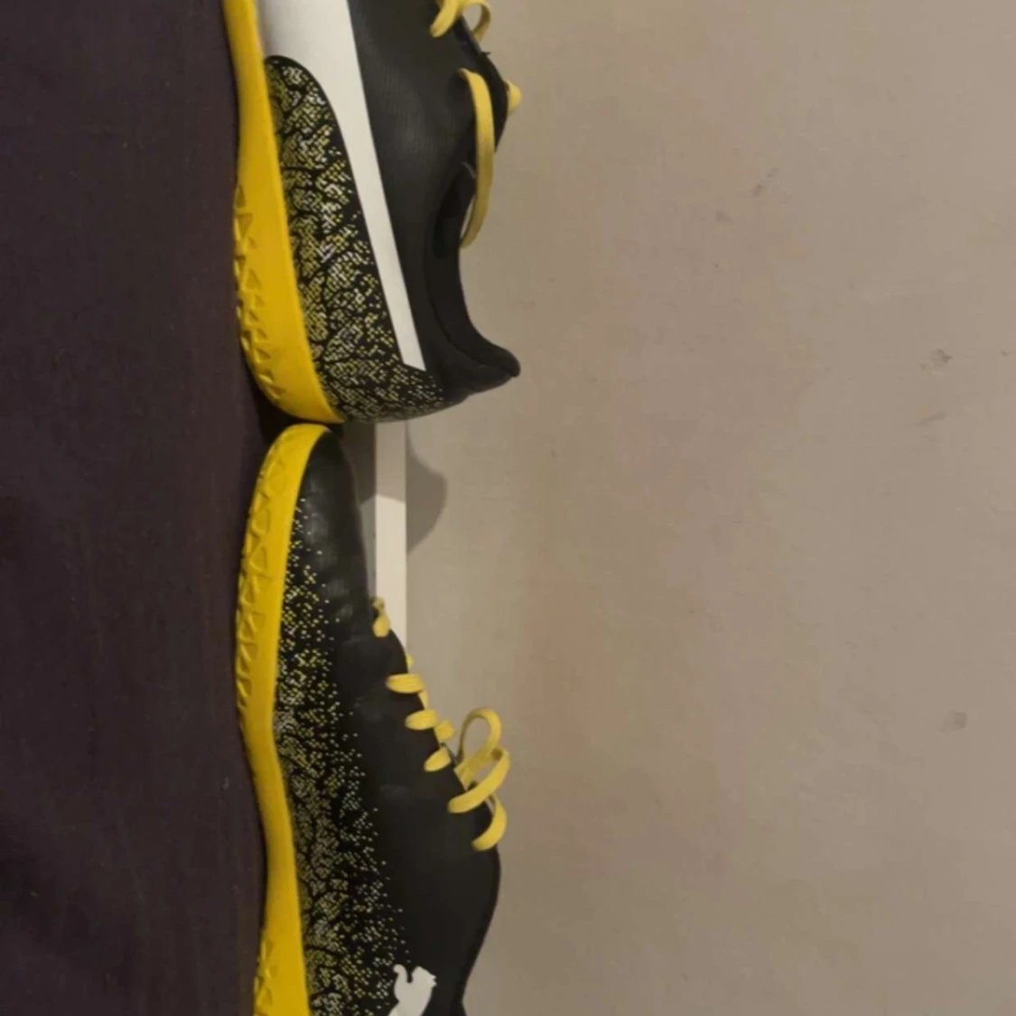 Svarta och gula Puma fotbollsskor