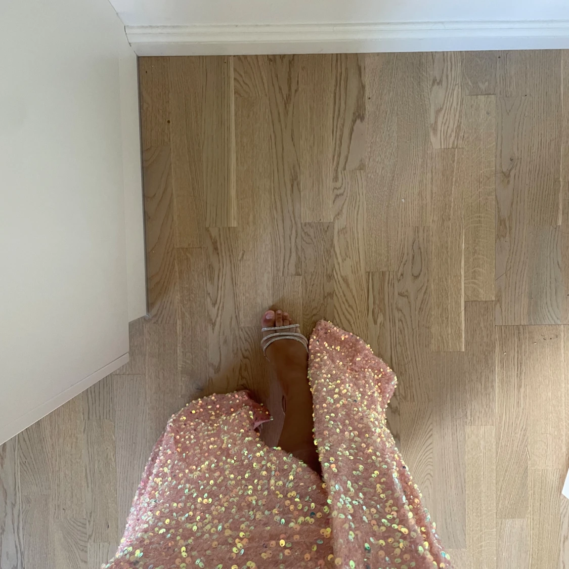 Glittrig rosa långklänning med slits - 2