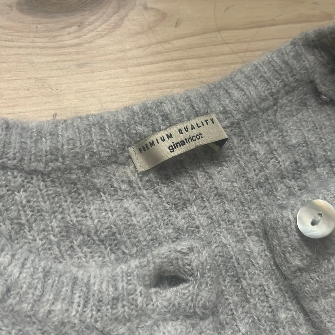 Grå stickad kofta från Gina Tricot - 2