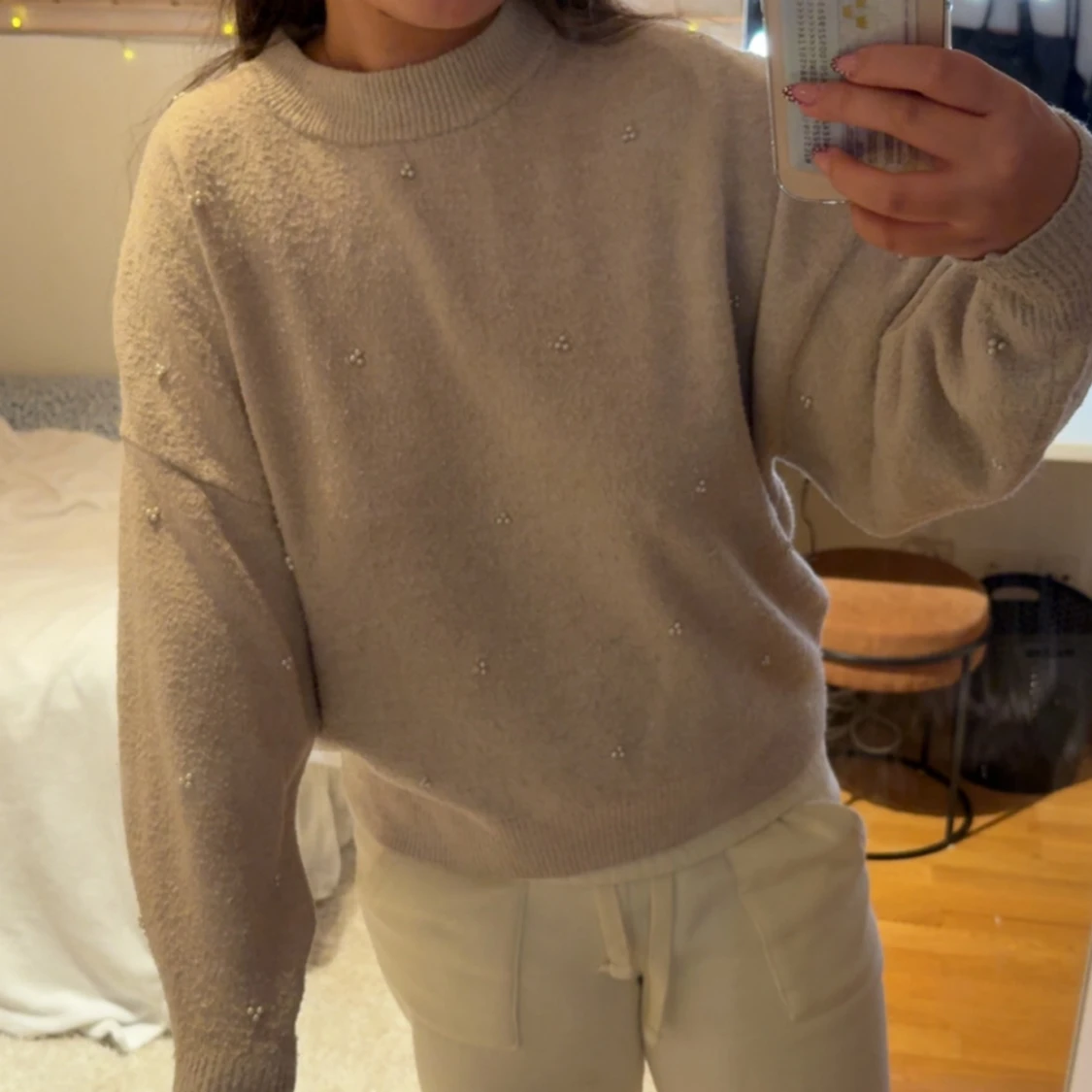 Beige stickad tröja med pärlor