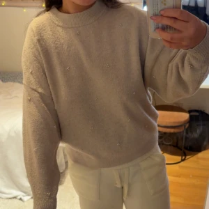 Beige stickad tröja med pärlor - Superfin beige stickad tröja med små pärlor över hela. JÄTTE gullig nu till hösten!💕strolek M från H&M🍁