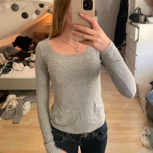 Urringad långärmad tröja - Grå urringard tröja från Lager. Knappt använd. 