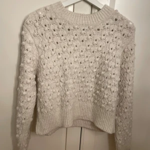 Vit stickad tröja från Zara - Superfin vit stickad tröja från Zara med bubbligt mönster. 