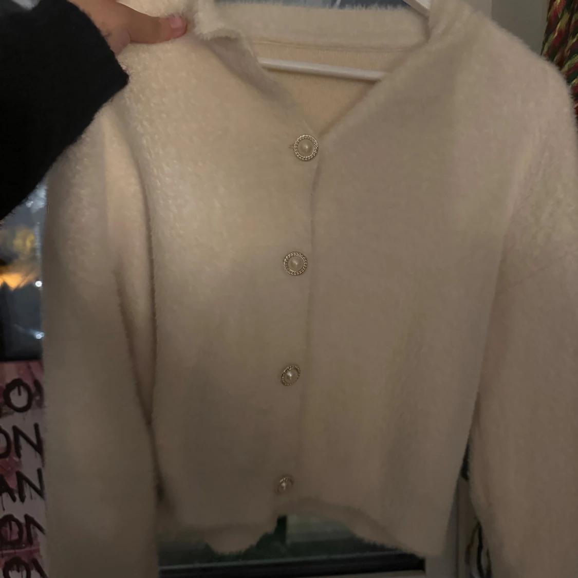 Beige fluffig kofta med pärlknappar - 2