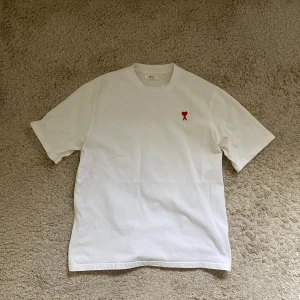Ami Paris T-shirt - Tjena! Säljer nu min tvär snygga Ami Paris T-shirt. Storlek M och i väldigt bra skick då jag knappt använt den. Priset är ej hugget i sten så hör av dig vid minsta fundering:)