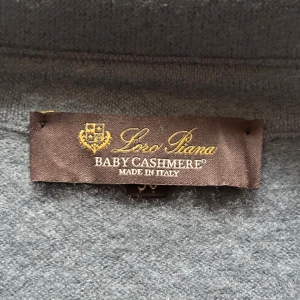Loro Piana baby cashmere  - Loro Piana baby cashmere långärmad tröja. Väldigt svår att få tag på, nypris runt 18000kr!
