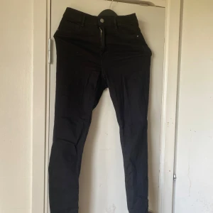 Två par jeans  - Säljer ett par svarta och ett par blåa jättebekväma jeans från Molly:) 199/st.
