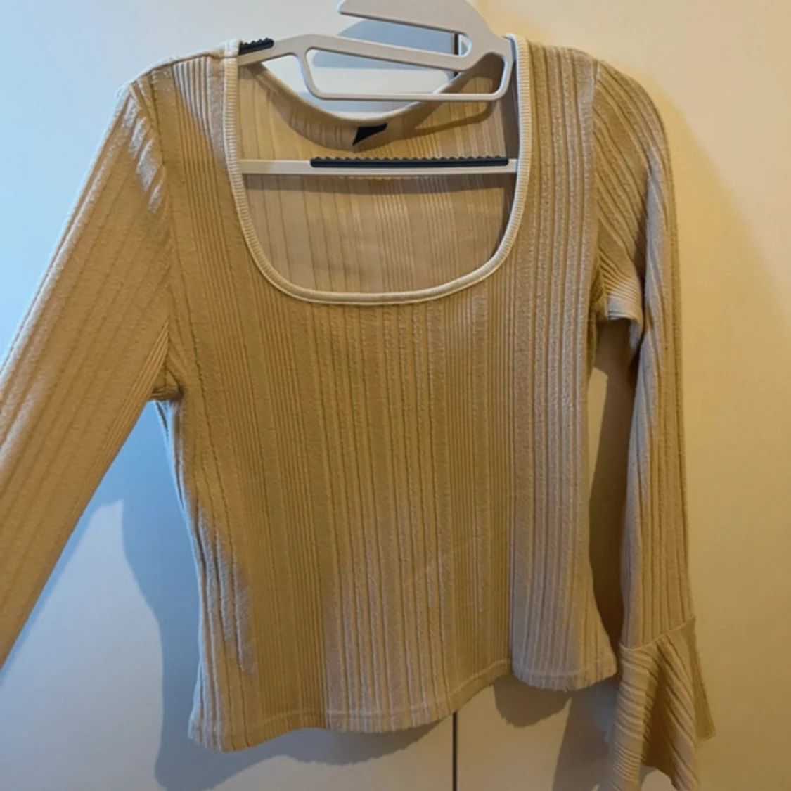 Beige ribbad topp med trumpetärm