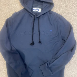 Jacob Cohën hoodie - Säljer denna snygga hoodie från Jacob Cohën. Den är i storlek M men passar för S. Den är i väldigt bra skick och nypris ligger runt 5000 men svår att få tag i. Tveka inte att skriva vid frågor