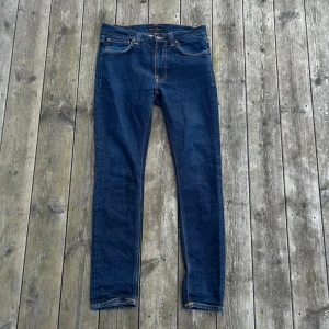 Mörkblå jeans från Nudie Jeans Co - Snygga mörkblå jeans från Nudie Jeans. Nyskick 9.5/10. I storleken 32/32. Modell Lean Dean. 😀