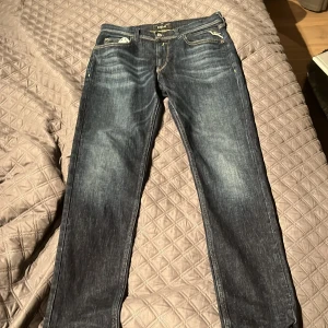 Mörkblå jeans från Replay - Snygga mörkblå jeans från Replay, Bra med häng ifall du gillar de. Stilrena jeans som är ungefär använda 7-8 gånger på 4 månader.