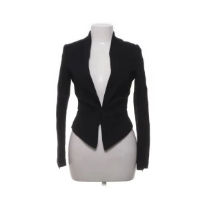 figursydd blus - kavaj/blus från h’&m i storlek s. den har ingen stängning. använd ”köp nu”. 5/10-2025