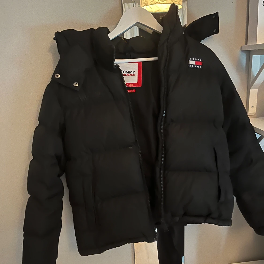 Svart pufferjacka från Tommy Jeans - 1