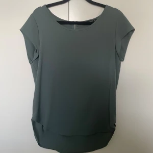 Grön blus - Grön blus från Only i strl 36. Dragkedja i ryggen och använd fåtalet gånger 