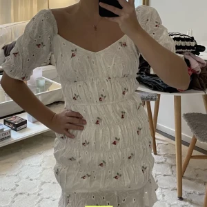 Klänning 38/M - Gullig blommig kort klänning med volangdetaljer i fint skick. Köpt på plick men den har inte kommit till användning  (Första bilden lånad) Kom med prisförslag💞 Obs storlek M men sitter mer som S pga liten i storlek.