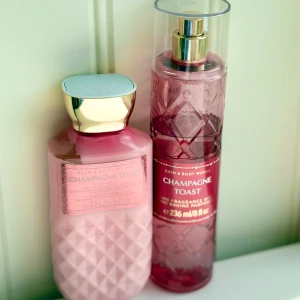 Bath & Body Works Champagne Toast mist & lotion - Bath & Body Works Champagne Toast Bodymist och Body Lotion, båda på 236 ml. Använt enligt bild. Givetvis förvarat mörkt och svalt.