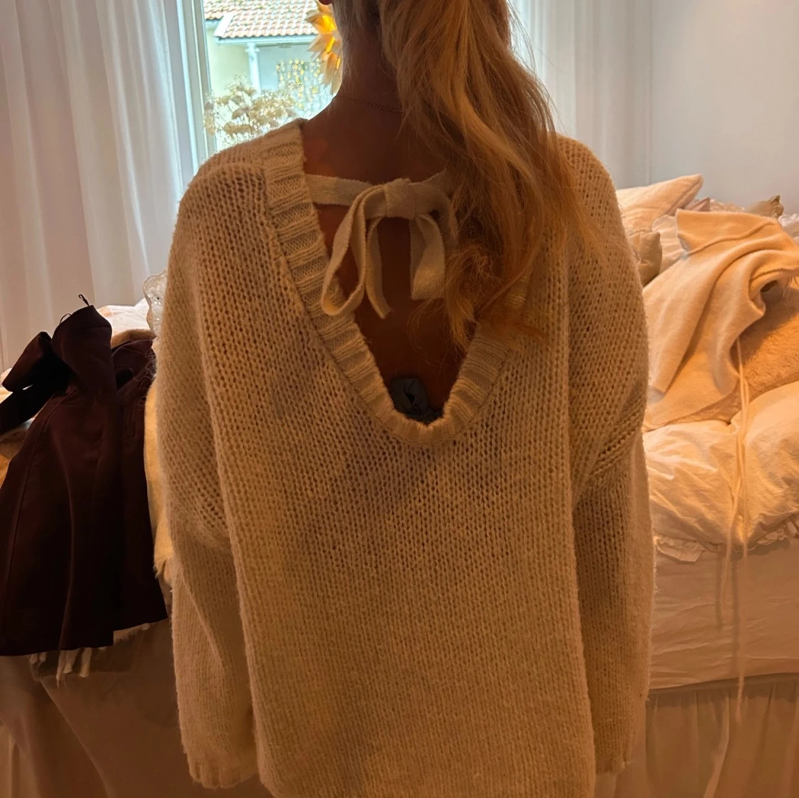 Stickad tröja med rosett  - 91