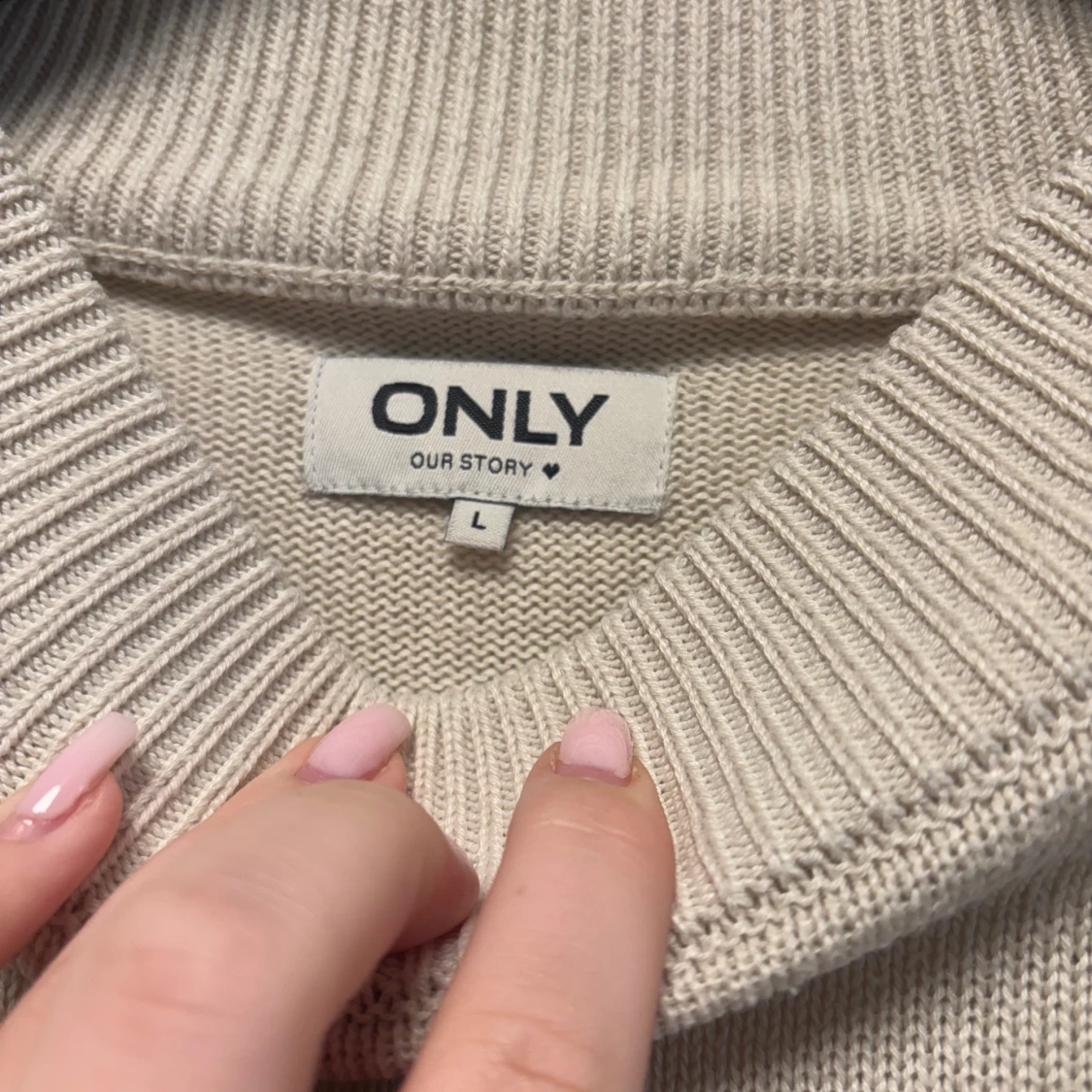 Beige stickad tröja från ONLY  - 2