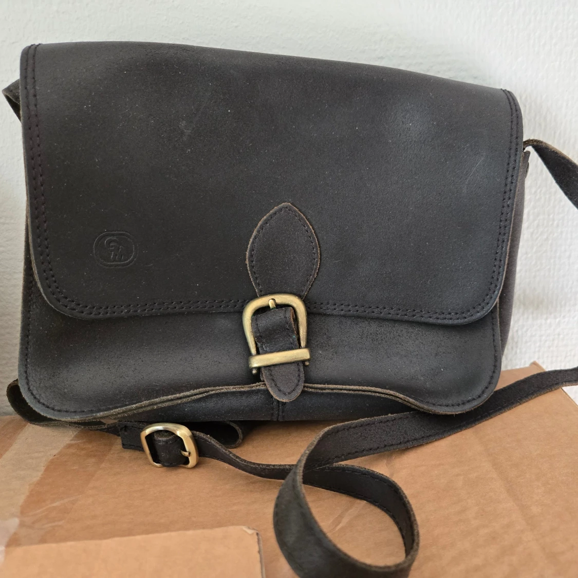 Svart axelväska i skinn med spänne