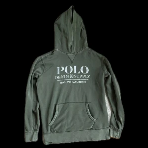 Ralph Lauren hoodie grön - Mörkgrön hoodie från Polo Ralph Lauren med vit logga på . Fint skick. Hör gärna av vid fler funderingar!