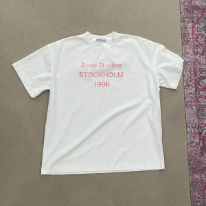 Acne studios t shirt - Helt ny acne t shirt, bara provad en gång
