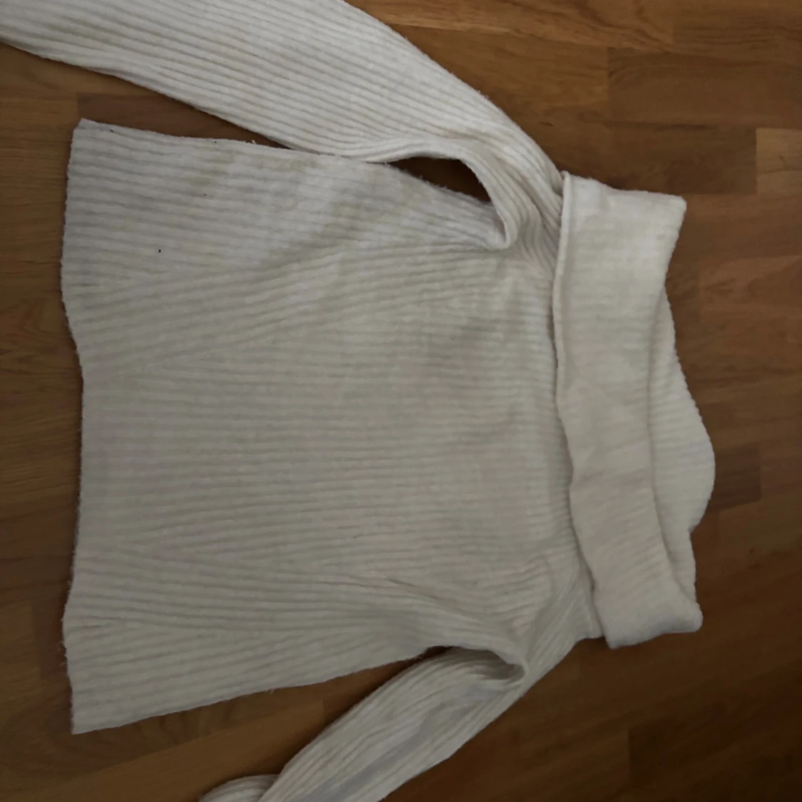 Vit ribbad polotröja i stickat material - 1