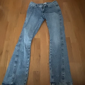 Bootcut jeans från Perfect Jeans, strl 36 - Snygga ljusblå bootcut jeans från Perfect Jeans med klassisk femficksdesign och broderade bakfickor. Jeansen har slitna detaljer vid bensluten och är tillverkade i ett mjukt denimtyg. Perfekt för dig som gillar en avslappnad och trendig look.