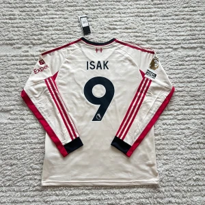 Isak away Liverpool longsleeve shirt 25/26 - Har den i storlek S, M, L och X. Vinter är påväg och denna långärmade tröja kommer göra jobbet 😎.                  Helt ny med prislapp, helt oanvänd 