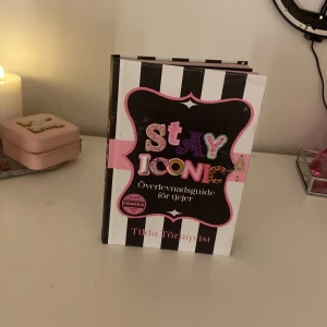 Stay Iconic: Överlevnadsguide för tjejer - En peppig handbok för tjejer som vill bli sitt bästa jag! Fylld med tips om vänskap, självkänsla och att våga ta plats. Perfekt för dig som söker inspiration, motivation och girl power i vardagen. Snygg design och lättläst format gör den extra rolig att läsa.