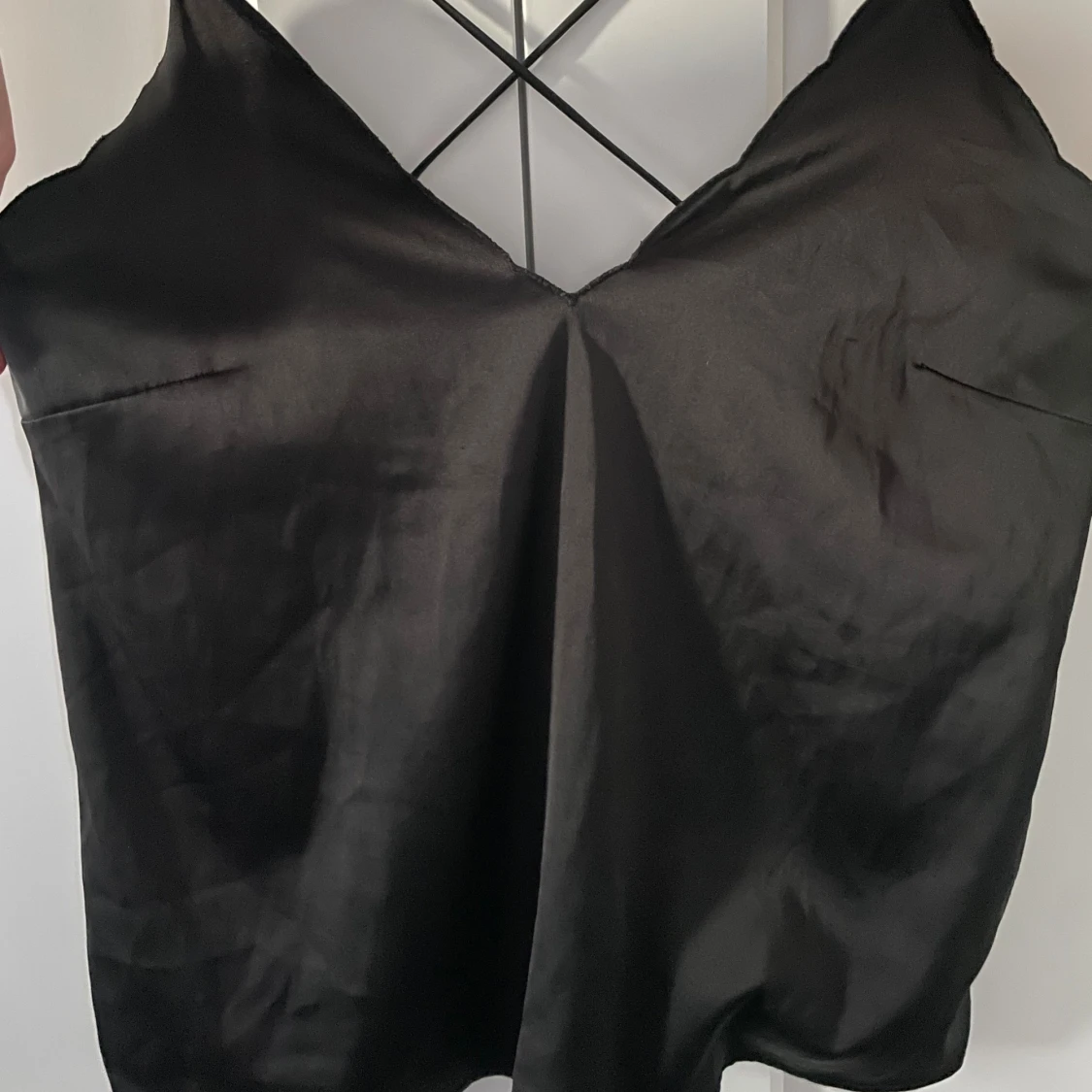 Svart linnetopp med tunna axelband - 1