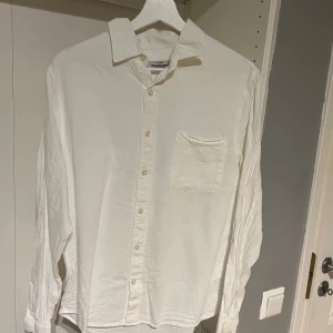 Dressman linneskjorta - Linneskjorta i storlek S från dressman. Loose fit på tröjan. Använd 1 gång i samband med ett bröllop.