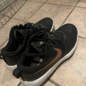 Golfskor Nike - Golfskor, knappt använda strl 38,5