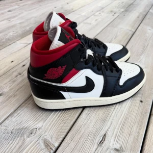 Nike Air Jordan 1, Mid gym, Red Panda,   - Nike Air Jordan 1, Mid gym. Färg Red Panda. Strl 37.5 (innermått mätt med skomåttstock: 24.3cm). Fint skick! nypris 2500kr.