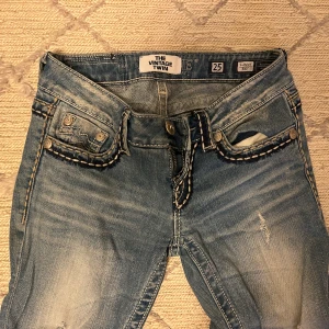 Miss Me ljusblå bootcut jeans stl 25 - Säljer ett par ljusblå jeans från Miss Me med bootcut-modell. Jeansen har slitna detaljer, kontrastsömmar och snygga broderade bakfickor. Köpta i New York för 250💙midjemått:31 cm tvärs över💙innerbenslängd:81cm