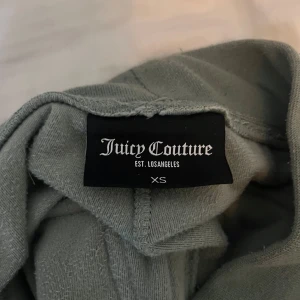 Gröna Juicy Couture byxor XS - Juicy couture byxor i väldigt bra skick. Jag köpte den för 1199kr men jag säljer den för 799kr.💕