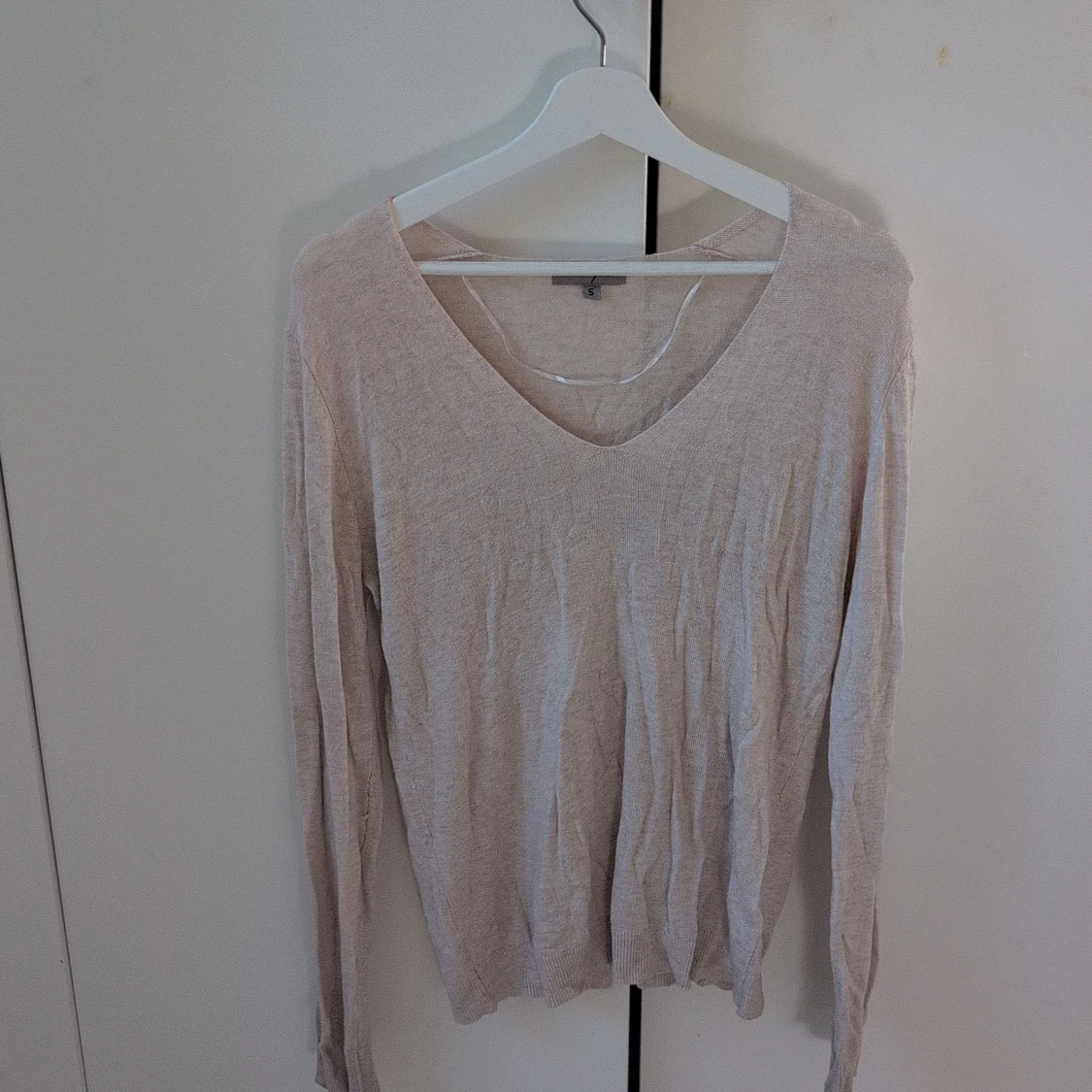 Beige v-ringad tröja Basic You S