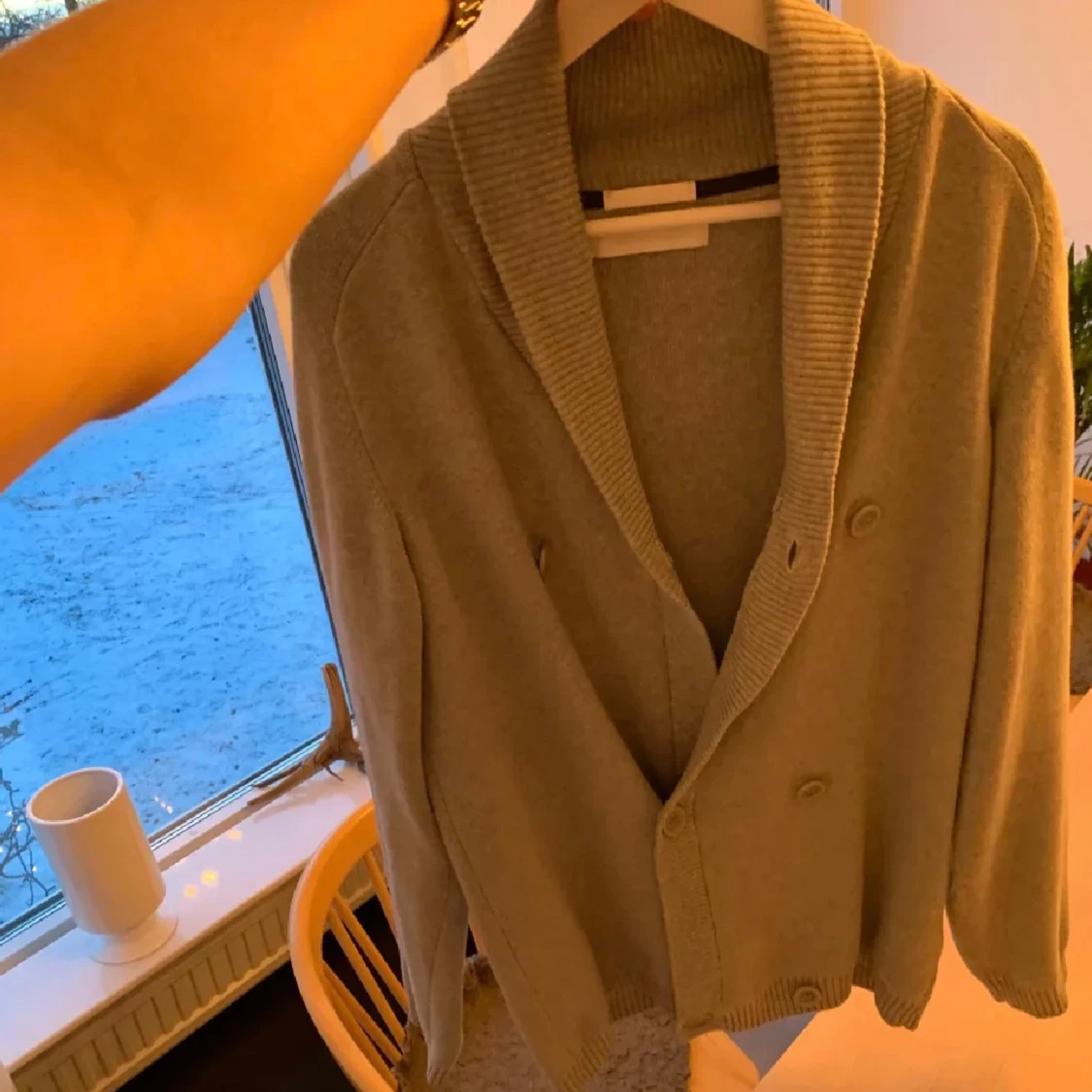 Grå kofta med dubbelknäppning - 1